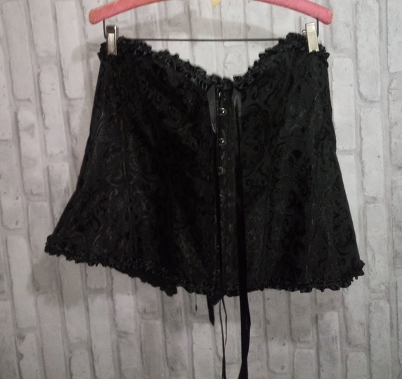 Elegant, black strapless jaquard satin corset with ruffled trim - Picture 11 of 14